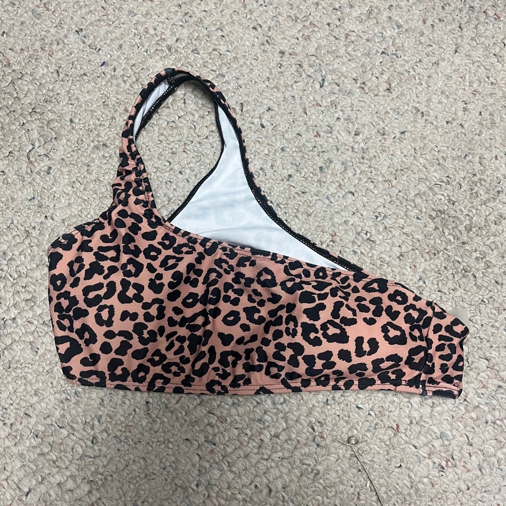 One shoulder cheetah too